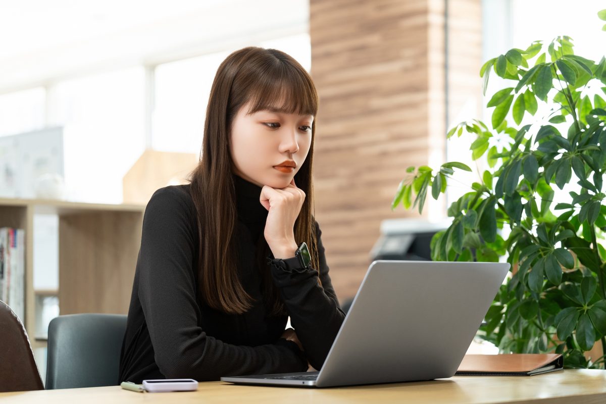 手続きを調べる女性