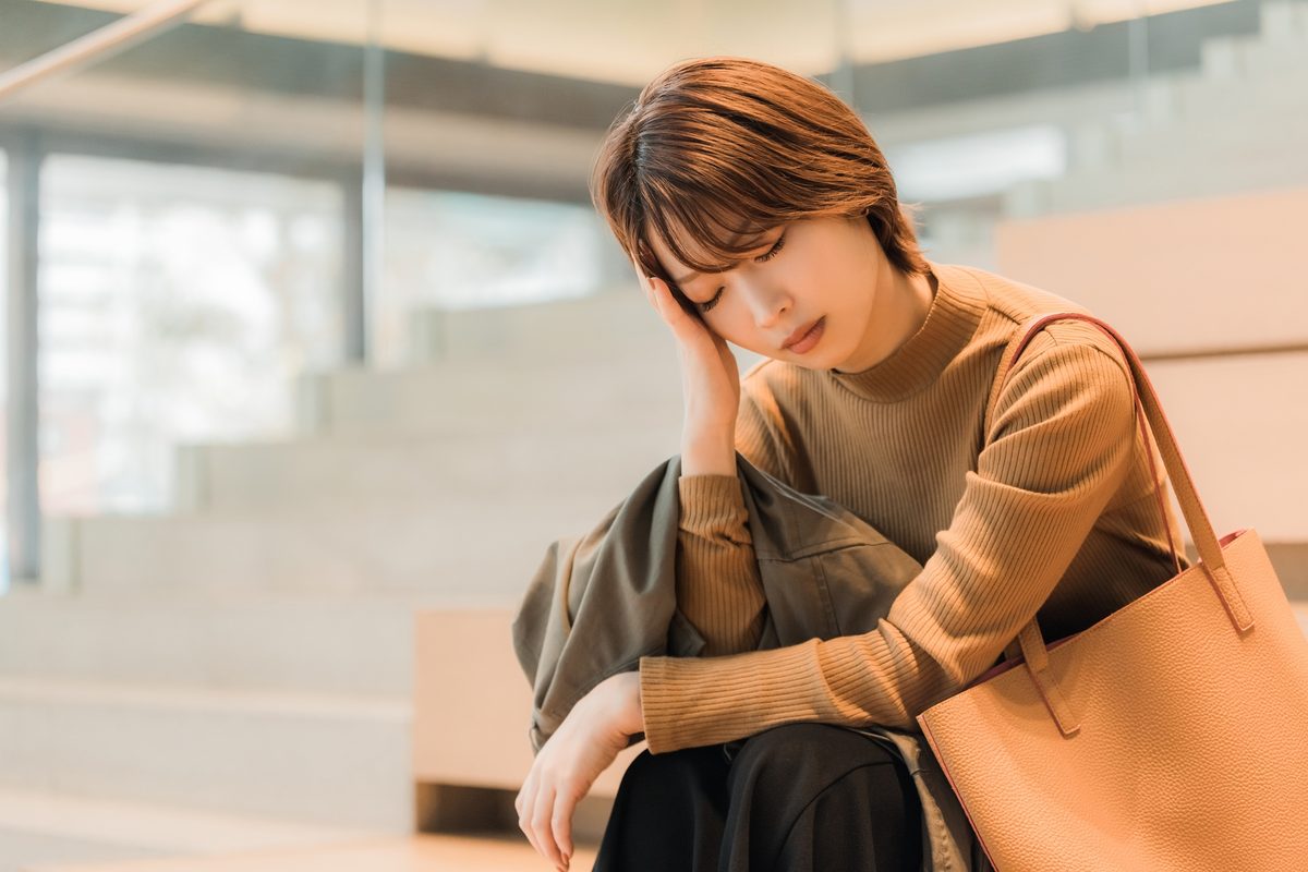 退職後の生活に不安を抱える女性